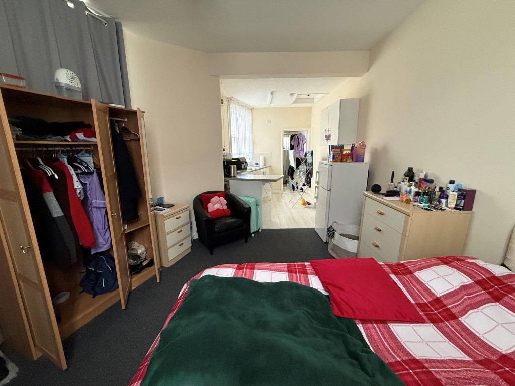 Lot: 125 - FREEHOLD BLOCK OF FOUR FLATS FOR INVESTMENT - Flat 3 - Studio flat